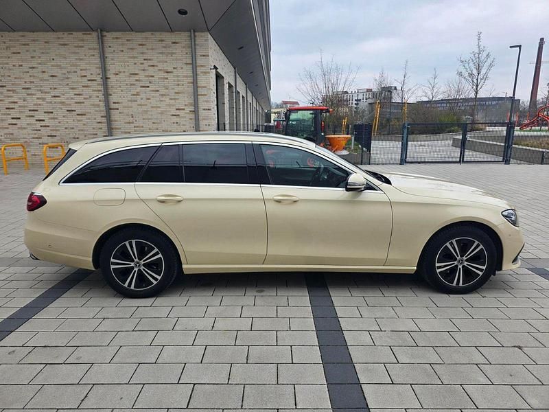 Gebraucht Mercedes E220 200 PS (147 kW) 2023 Gelb Kombi