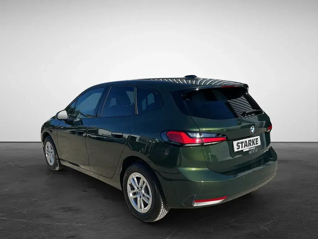 Gebraucht BMW 220 Active Tourer Luxury Line 170 PS (125 kW) 2023 Grün Van / Kleinbus