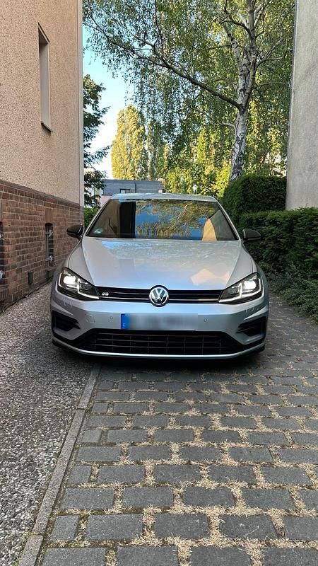 Silber Gebraucht 2018 VW Golf VII R Limousine | 35.000 € - Bild 1/4