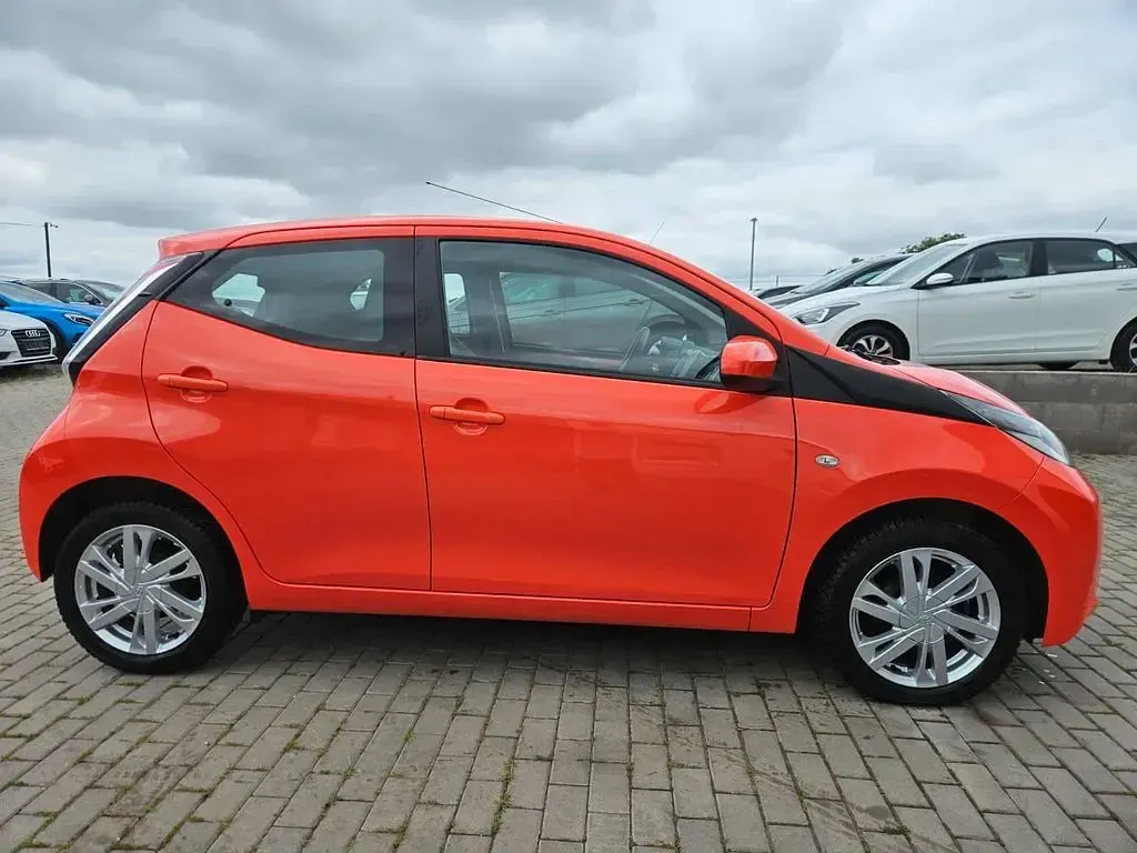 Gebraucht Toyota Aygo X-play 69 PS (50 kW) 2016 Orange Kleinwagen