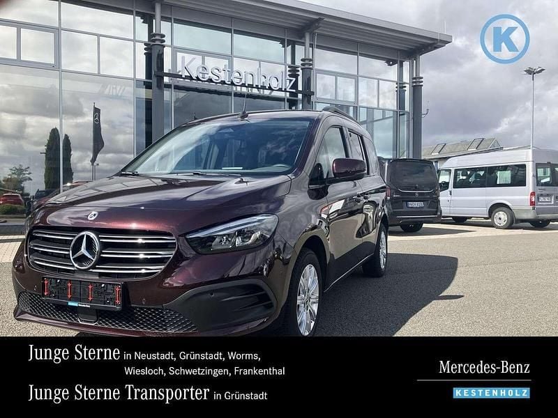 Rubellitrot Gebraucht 2024 Mercedes T180 Progressive Van / Kleinbus | 27.790 € (Fairer Preis) - Bild 1/4