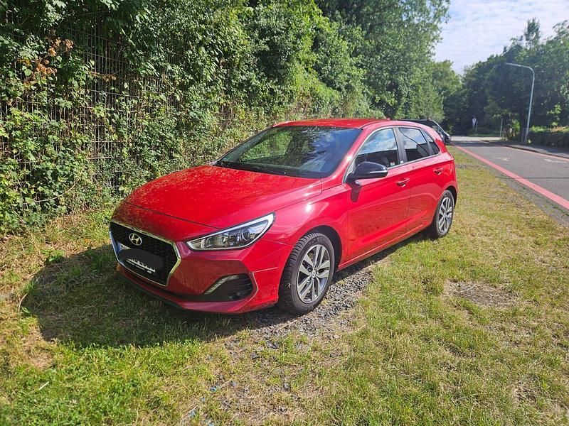 Rot Gebraucht 2018 Hyundai i30 Limousine | 9.999 € (Guter Preis) - Bild 1/4