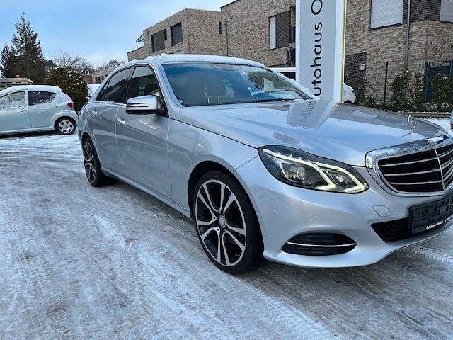 Silber Gebraucht 2013 Mercedes E300 Limousine | 17.200 € (Fairer Preis) - Bild 1/4