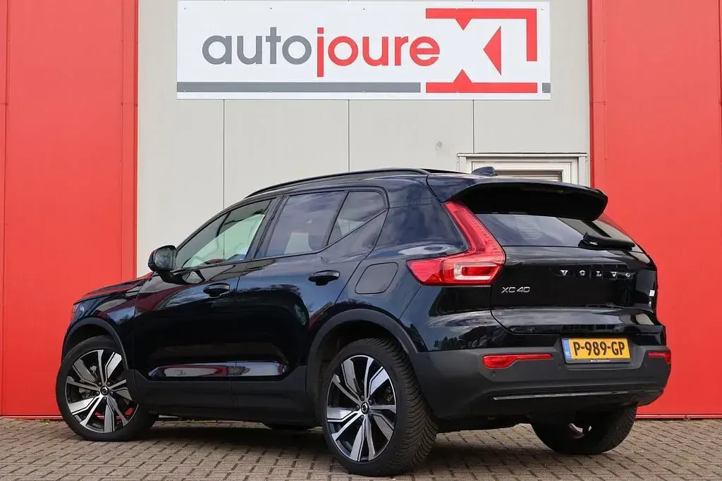 Używany Volvo XC40 Pro 169 kW (231 KM) 2022 Czarny SUV