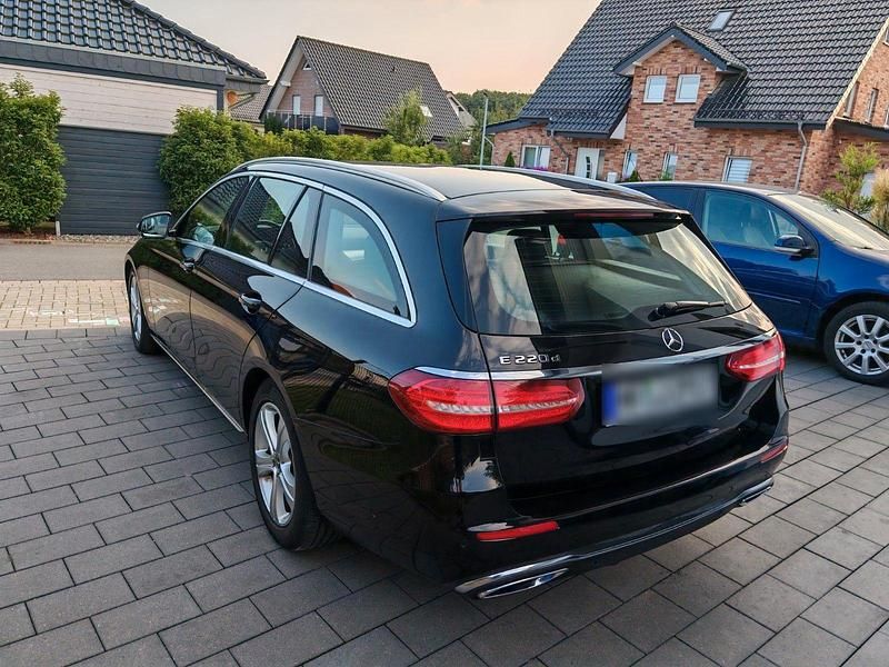 Gebraucht Mercedes E220 Avantgarde 194 PS (142 kW) 2017 Schwarz Kombi