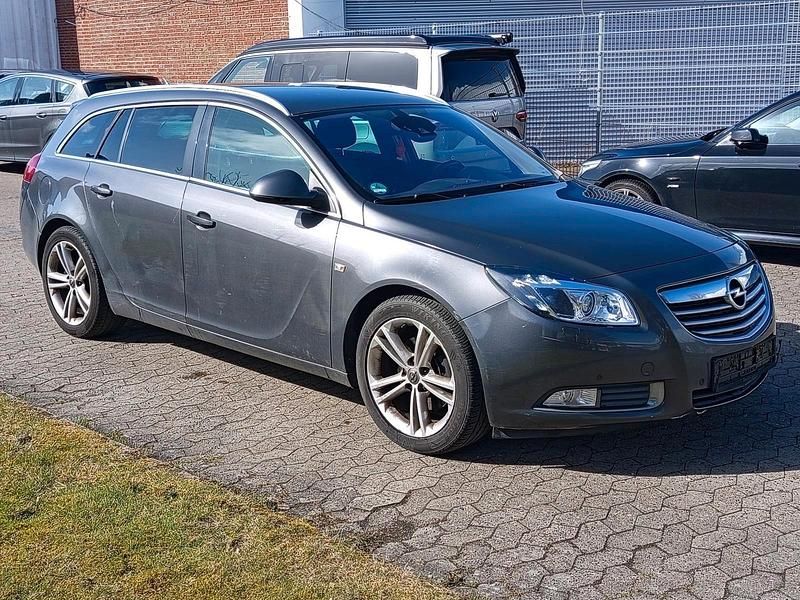 Gebraucht Opel Insignia Edition 131 PS (96 kW) 2011 Grau Kombi
