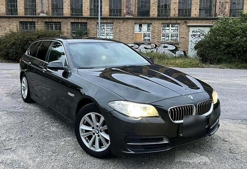 Schwarz Gebraucht 2015 BMW 520 Luxury Line Kombi | 11.990 € (Guter Preis) - Bild 1/4