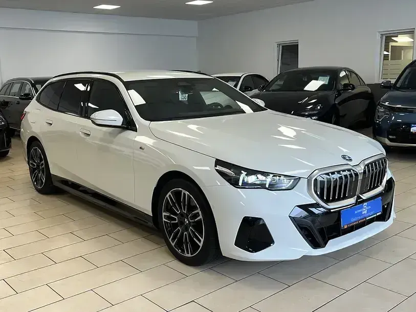 Gebraucht BMW 530e M Sport 299 PS (219 kW) 2025 Weiß Kombi