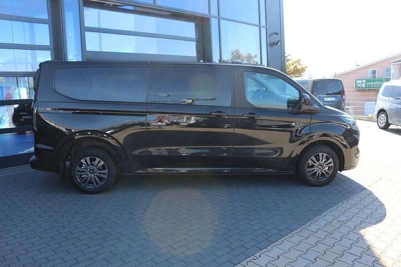 Gebraucht Ford Tourneo Titanium 170 PS (125 kW) 2025 Obsidianschwarz metallic Van / Kleinbus