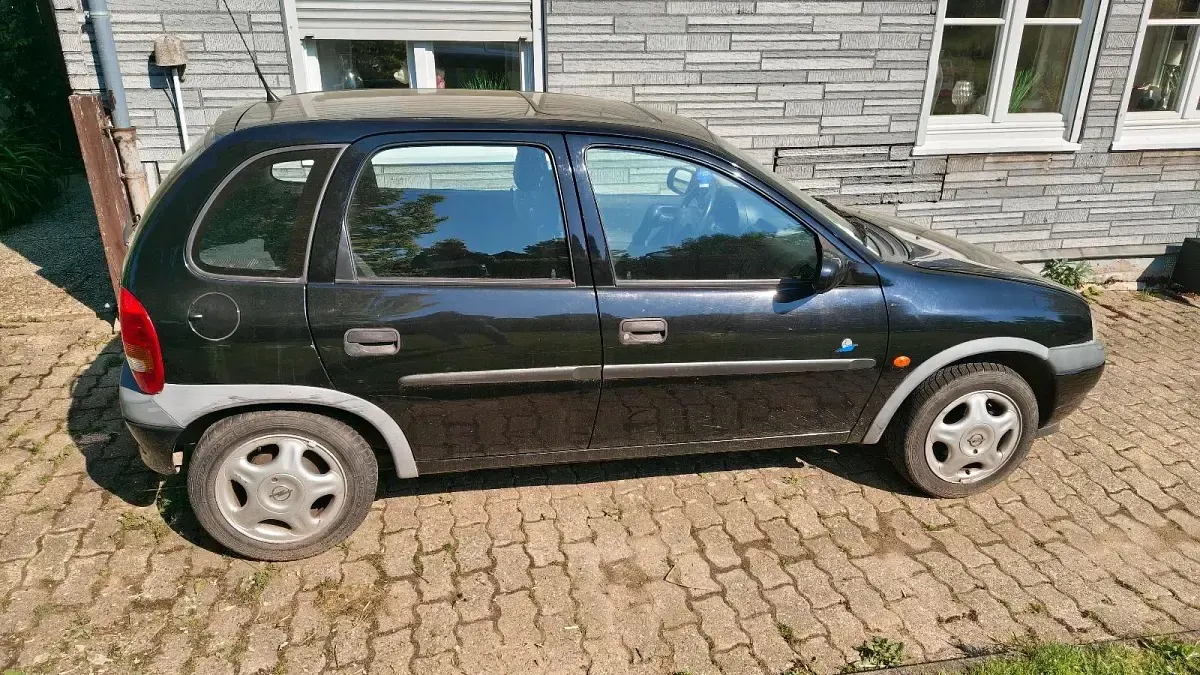 Gebraucht Opel Corsa 58 PS (42 kW) 1998 Schwarz Kleinwagen