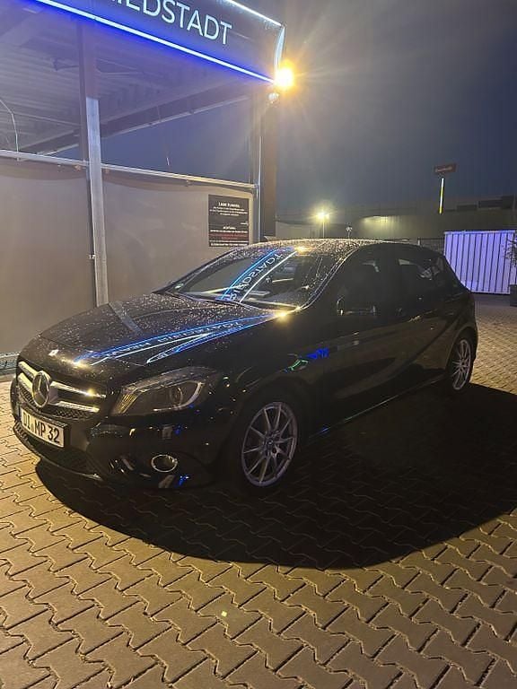 Schwarz Gebraucht 2013 Mercedes A180 Style Limousine | 11.000 € (Fairer Preis) - Bild 1/4