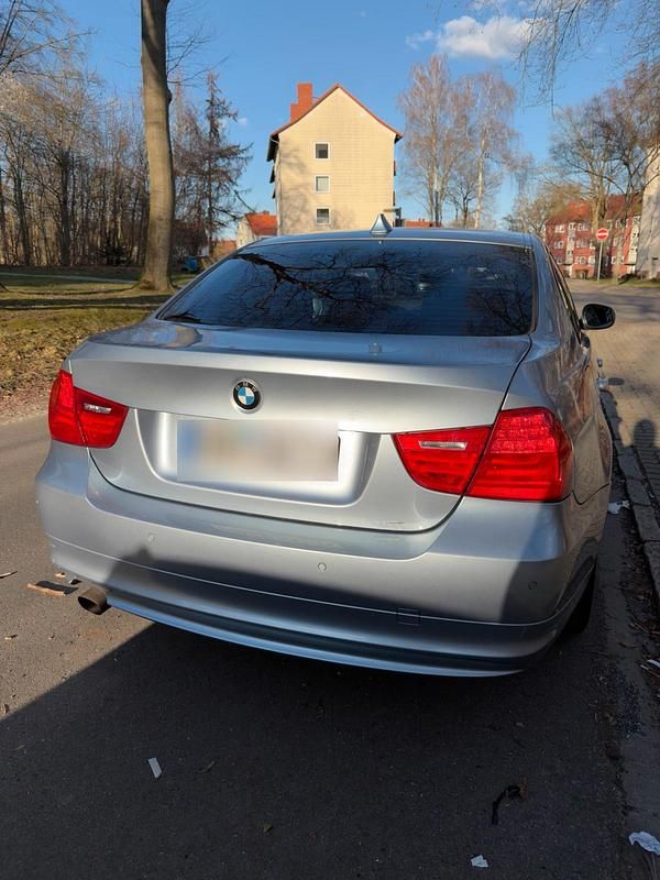 Gebraucht BMW 318 143 PS (105 kW) 2010 Blau Limousine