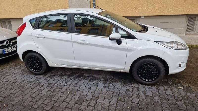 Weiß Gebraucht 2010 Ford Fiesta Ghia Kleinwagen | 2.500 € (Superpreis) - Bild 1/4