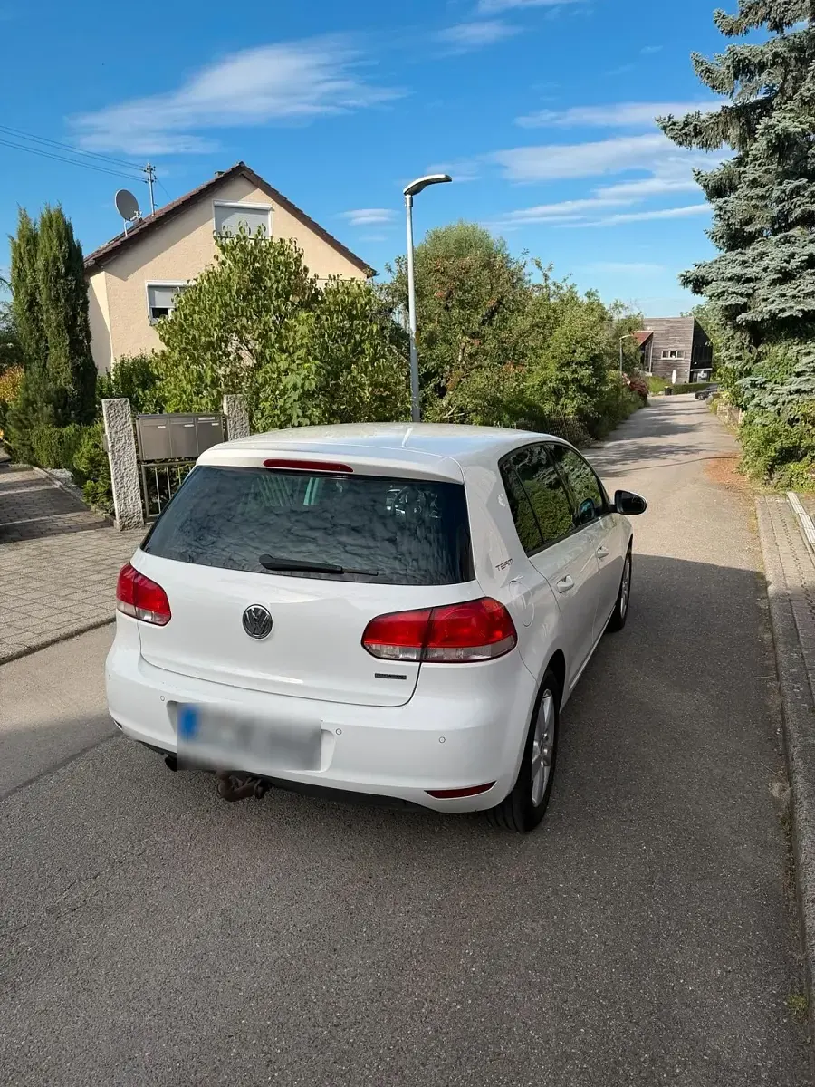 Gebraucht VW Golf VI 105 PS (77 kW) 2010 Weiß Kleinwagen