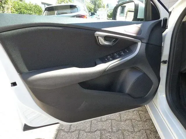 Gebraucht Volvo V40 Kinetic 122 PS (89 kW) 2017 Crystal white Limousine