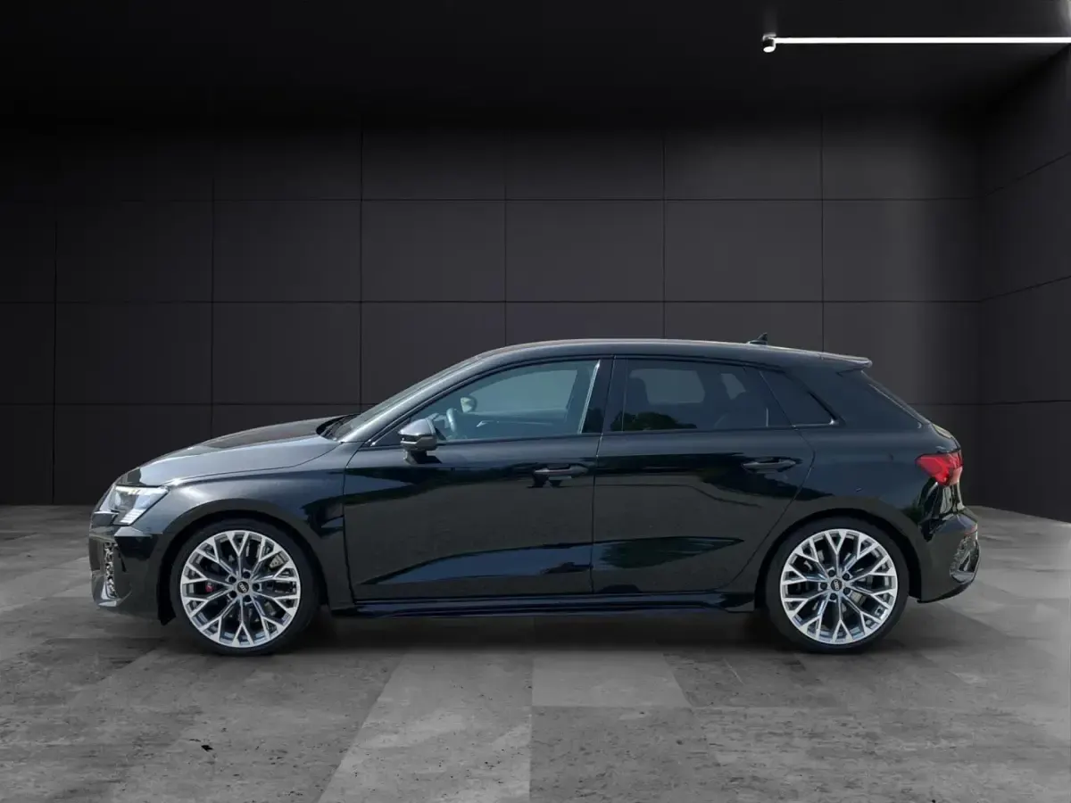 Gebraucht Audi RS3 Sportback Ambiente 400 PS (294 kW) 2023 Mythosschwarz metallic Kleinwagen