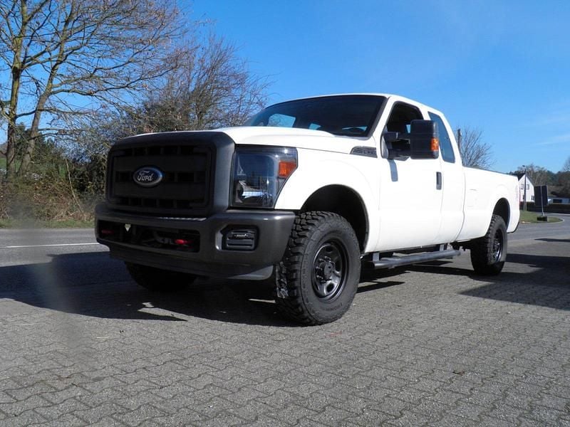 Używany Ford V8 400 KM (294 kW) 2012 Biały SUV