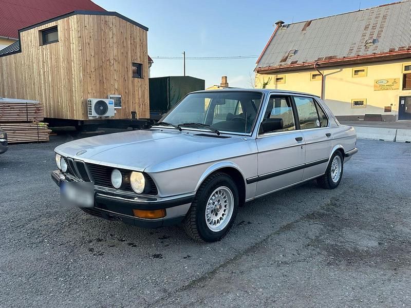 Gebraucht BMW 524 115 PS (84 kW) 1985 Silber Limousine