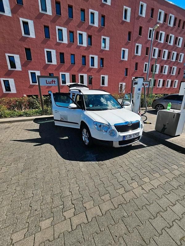 Weiß Gebraucht 2009 Skoda Yeti SUV | 3.500 € - Bild 1/4