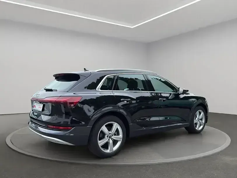 Gebraucht Audi e-tron Advanced 300 kW (408 PS) 2023 Mythosschwarz metallic SUV
