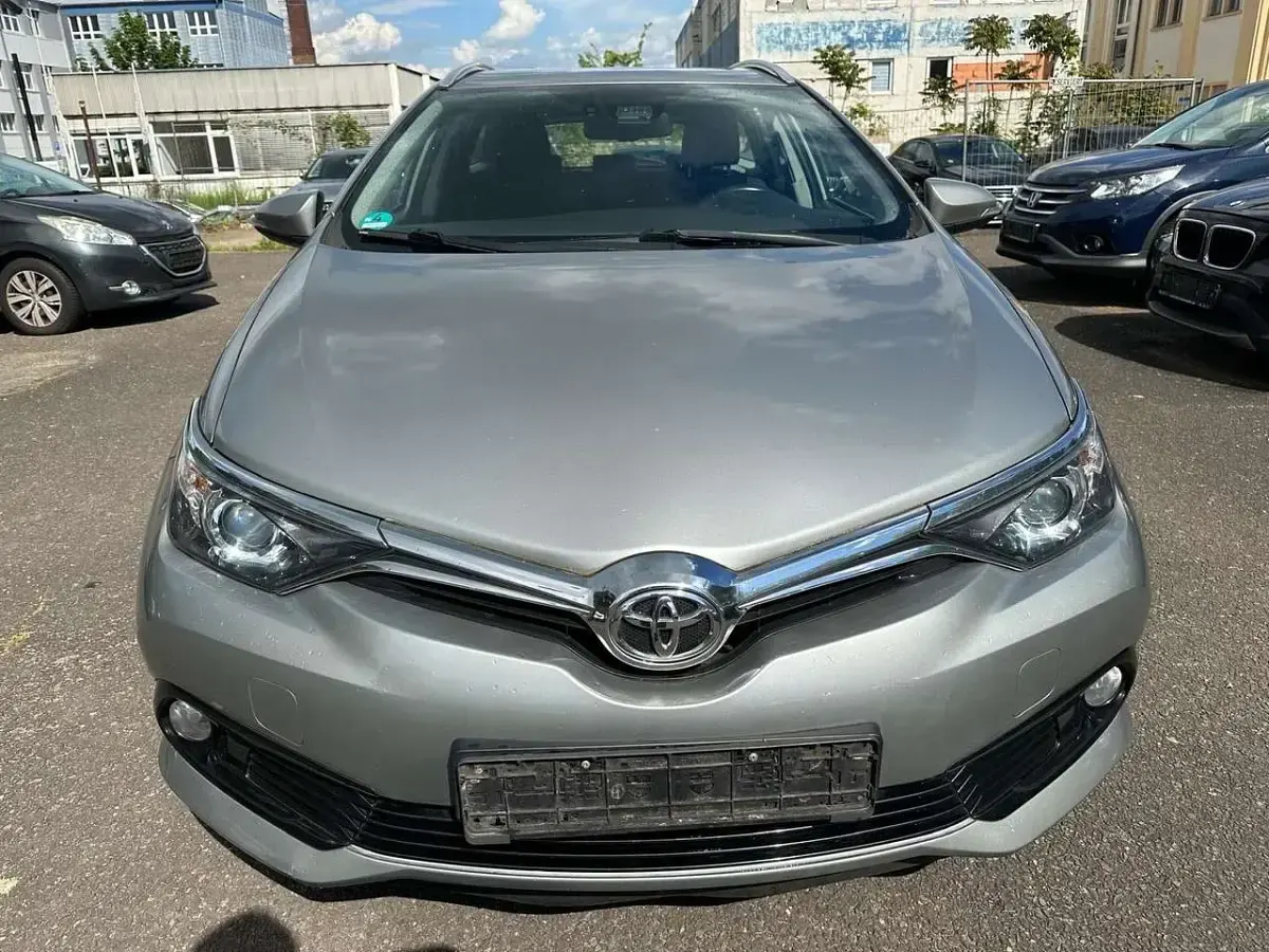 Gebraucht Toyota Auris Comfort 111 PS (81 kW) 2015 New medium silver/ grey Kombi