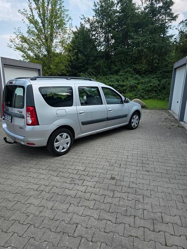 Grau Gebraucht 2011 Dacia Logan Limousine | 3.200 € (Fairer Preis) - Bild 1/4