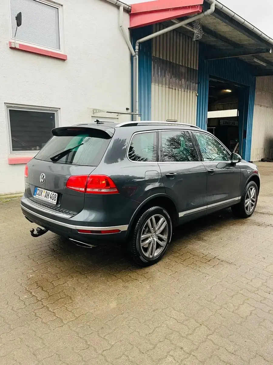 Gebraucht VW Touareg 262 PS (192 kW) 2016 Grau SUV