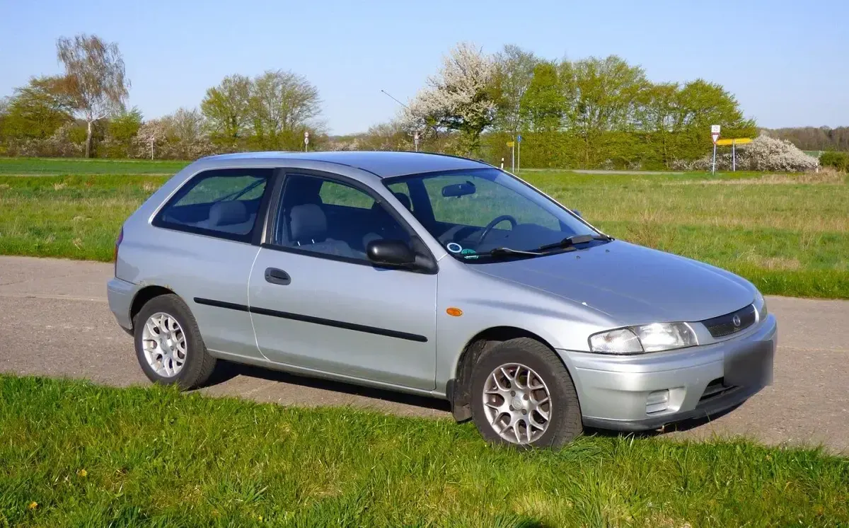 Second-hand Mazda 323 73 CP (53 kW) 1998 Argintiu Hatchback