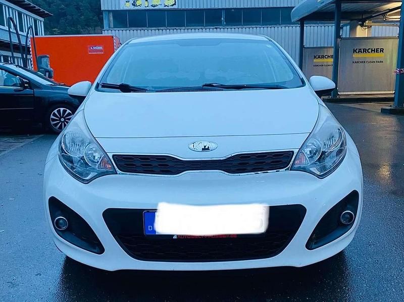 Gebraucht Kia Rio Edition 7 86 PS (63 kW) 2014 Weiß Limousine