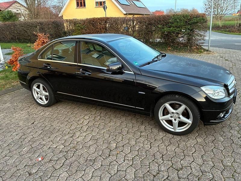 Schwarz Gebraucht 2010 Mercedes C180 Avantgarde Limousine | 7.500 € (Fairer Preis) - Bild 1/4