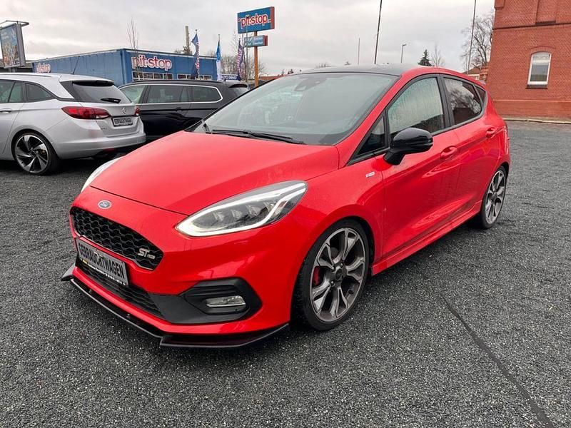 Rot Gebraucht 2018 Ford Fiesta ST-Line Limousine | 12.200 € (Fairer Preis) - Bild 1/4