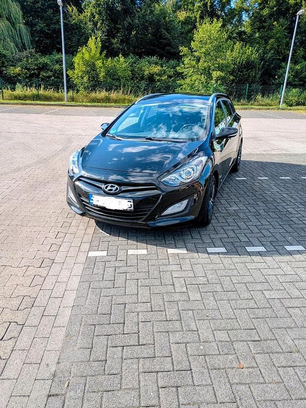 Schwarz Gebraucht 2014 Hyundai i30 Trend Kombi | 4.750 € (Guter Preis) - Bild 1/4