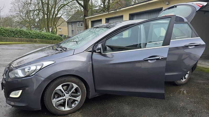 Grau Gebraucht 2015 Hyundai i30 Kombi | 6.999 € (Guter Preis) - Bild 1/4