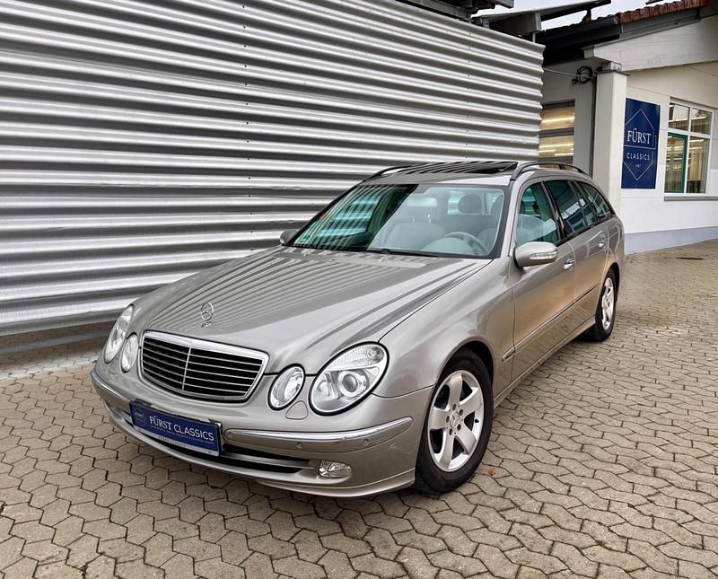 Silber Gebraucht 2003 Mercedes E220 Avantgarde Kombi | 11.900 € - Bild 1/4