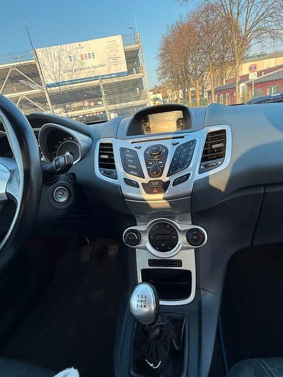 Gebraucht Ford Fiesta Trend 82 PS (60 kW) 2009 Blau Kleinwagen