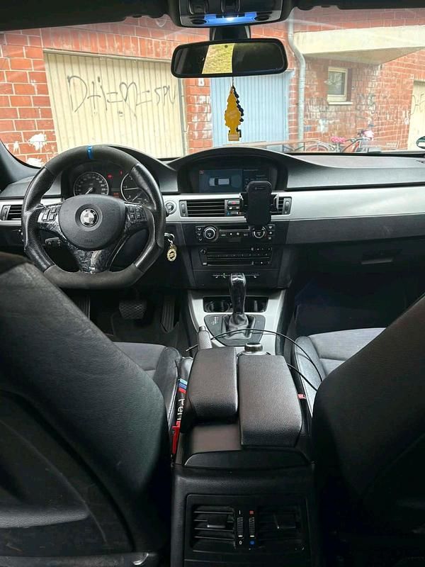 Gebraucht BMW 320 177 PS (130 kW) 2008 Schwarz Kombi