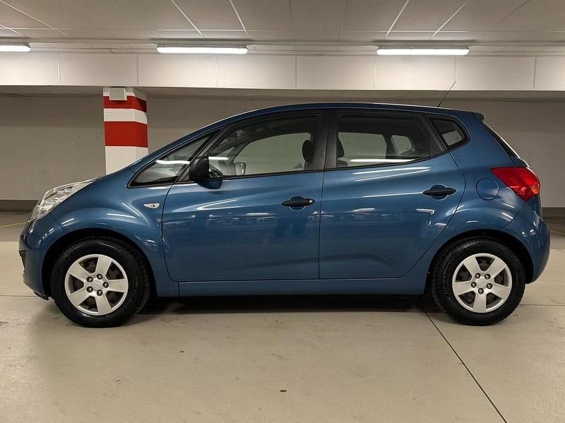 Używany Kia Venga Attract 90 KM (66 kW) 2012 Niebieski Hatchback