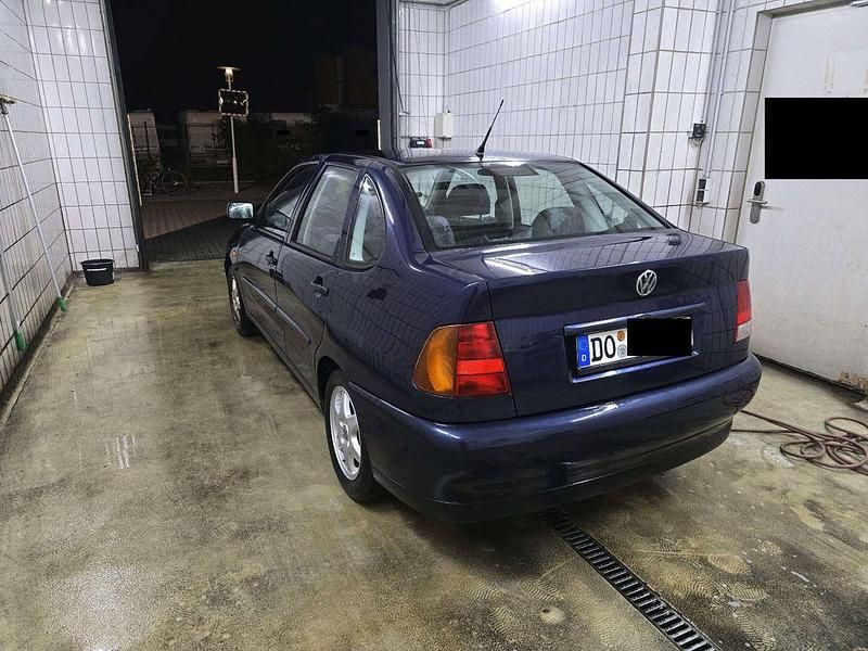 Blau Gebraucht 1998 VW Polo Classicline Limousine | 1.000 € (Fairer Preis) - Bild 1/3