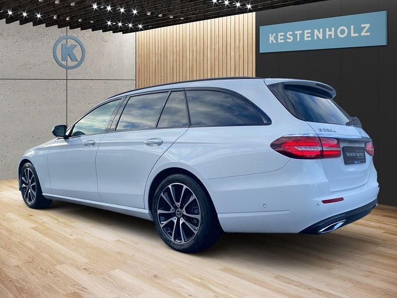 Gebraucht Mercedes E220 Avantgarde 200 PS (147 kW) 2024 Weiß Limousine