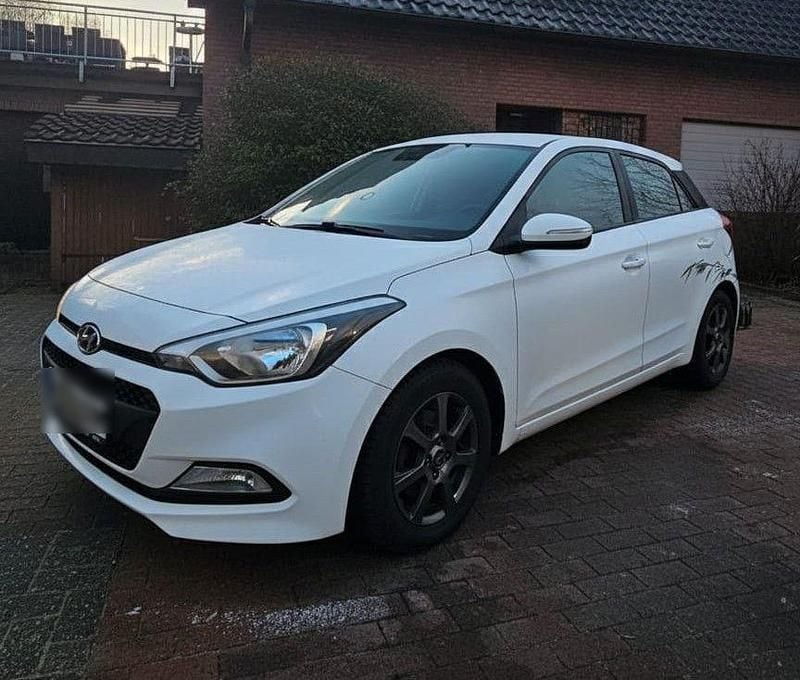Weiß Gebraucht 2015 Hyundai i20 Classic Kleinwagen | 6.300 € (Etwas zu teuer) - Bild 1/4