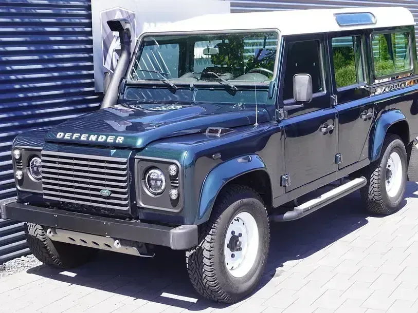 Gebraucht Land Rover Defender 122 PS (89 kW) 2016 British racing green Kombi