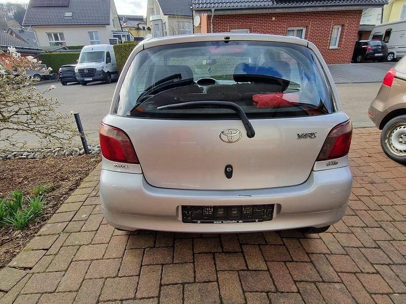 Gebraucht Toyota Yaris 75 PS (55 kW) 2002 Silber Limousine