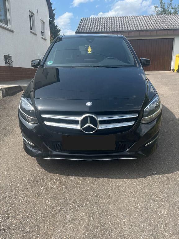 Schwarz Gebraucht 2017 Mercedes B200 Van / Kleinbus | 14.950 € (Fairer Preis) - Bild 1/4