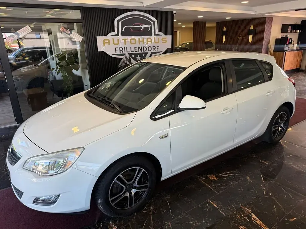 Gebraucht Opel Astra Selection 87 PS (63 kW) 2011 Weiß Limousine