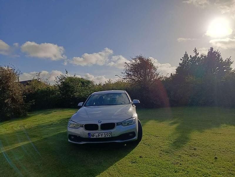 Silber Gebraucht 2015 BMW 320 Comfort Edition Kombi | 5.999 € (Fairer Preis) - Bild 1/4