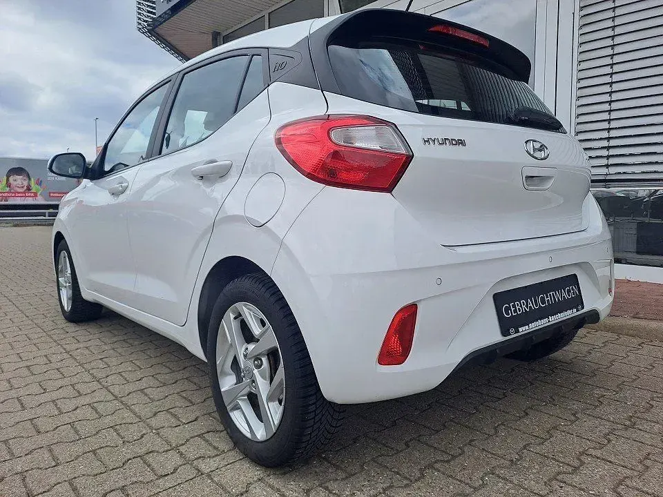 Gebraucht Hyundai i10 Trend 84 PS (61 kW) 2022 Weiß Kleinwagen