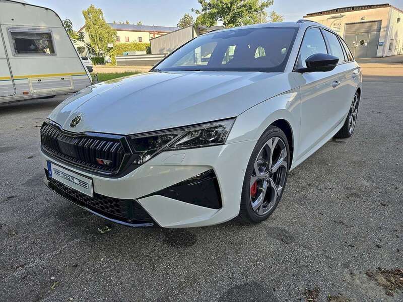 Weiß Gebraucht 2025 Skoda Octavia RS Kombi | 39.900 € (Guter Preis) - Bild 1/4
