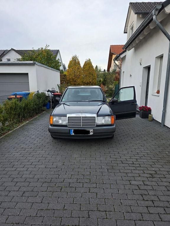Blau Gebraucht 1988 Mercedes E200 Limousine | 2.180 € - Bild 1/4