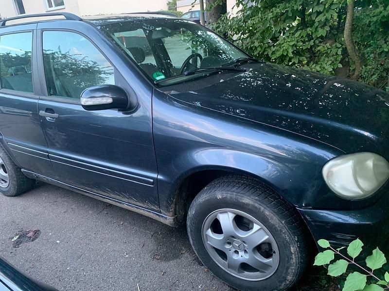 Blau Gebraucht 2003 Mercedes ML270 SUV | 3.300 € (Guter Preis) - Bild 1/4