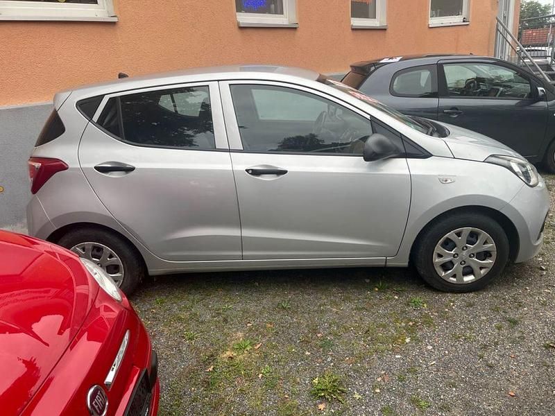 Gebraucht Hyundai i10 67 PS (49 kW) 2014 Silber Kleinwagen